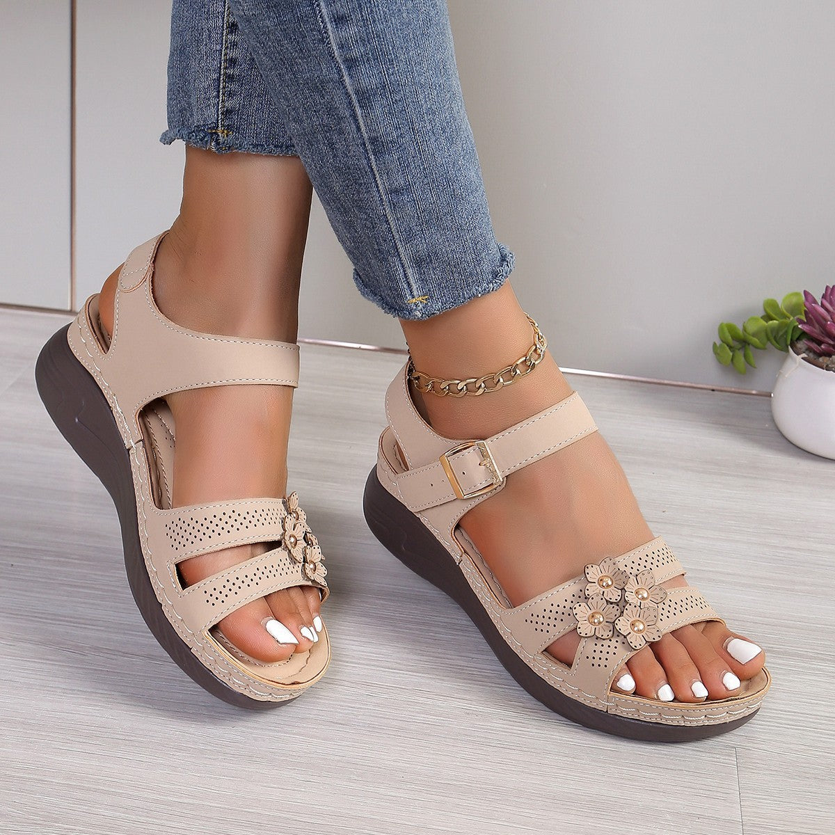 Damen Sandalen mit floralem Design und verstellbaren Riemen R&B