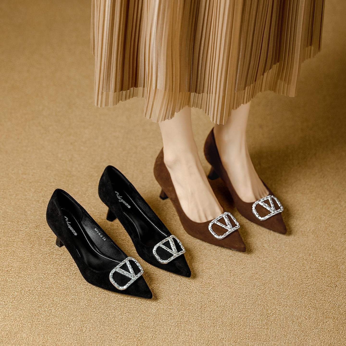 Damen elegante Pumps mit funkelndem Schmuckelement