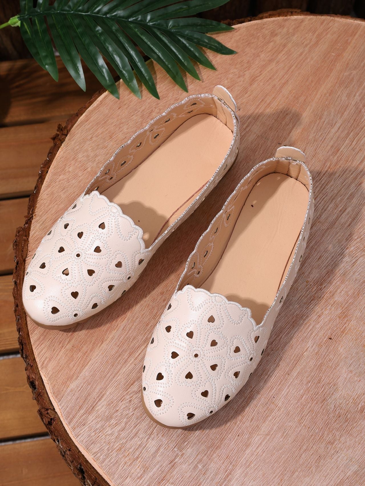 Damen Bequeme Slip-On Ballerinas mit floralem Cut-Out-Design R&B