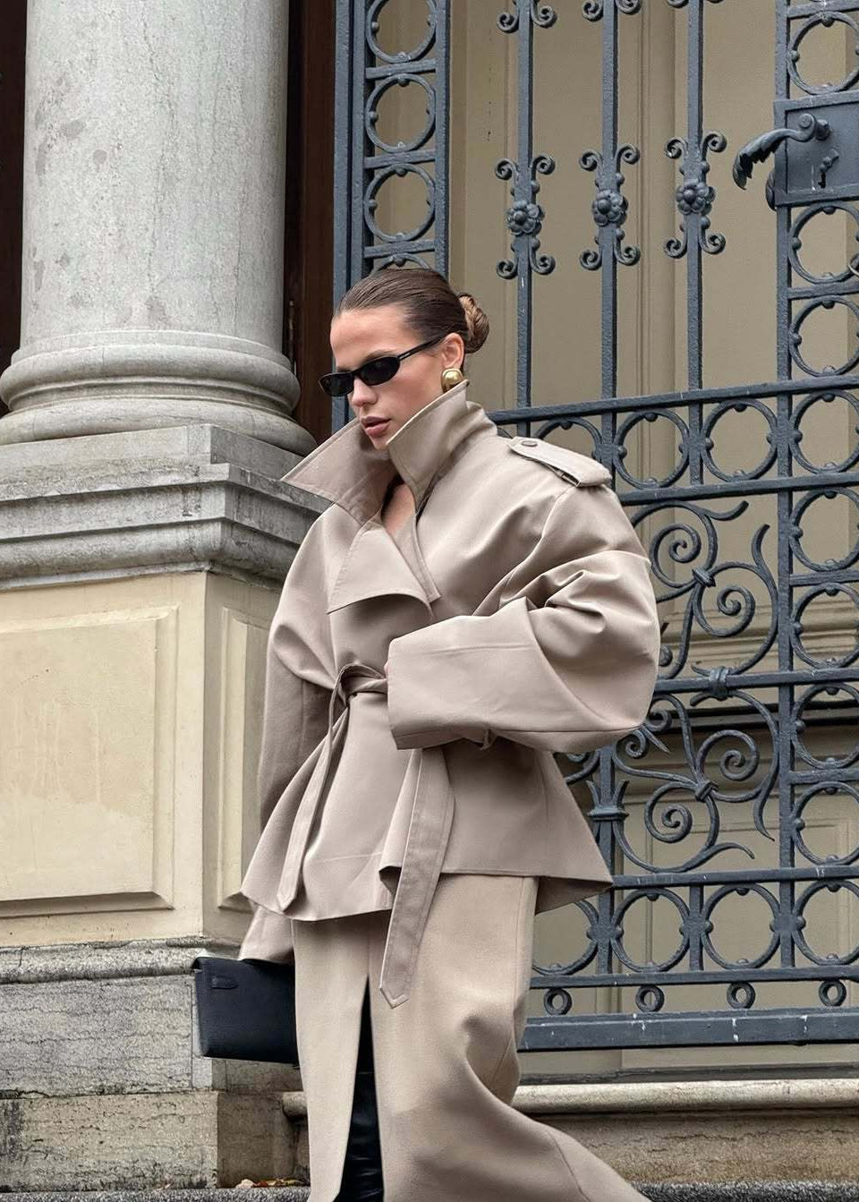 R&B | Gürtelter cropped Trenchcoat