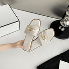 Damen modische Riemensandalen mit dekorativem Goldakzent und komfortablem Fußbett R&B
