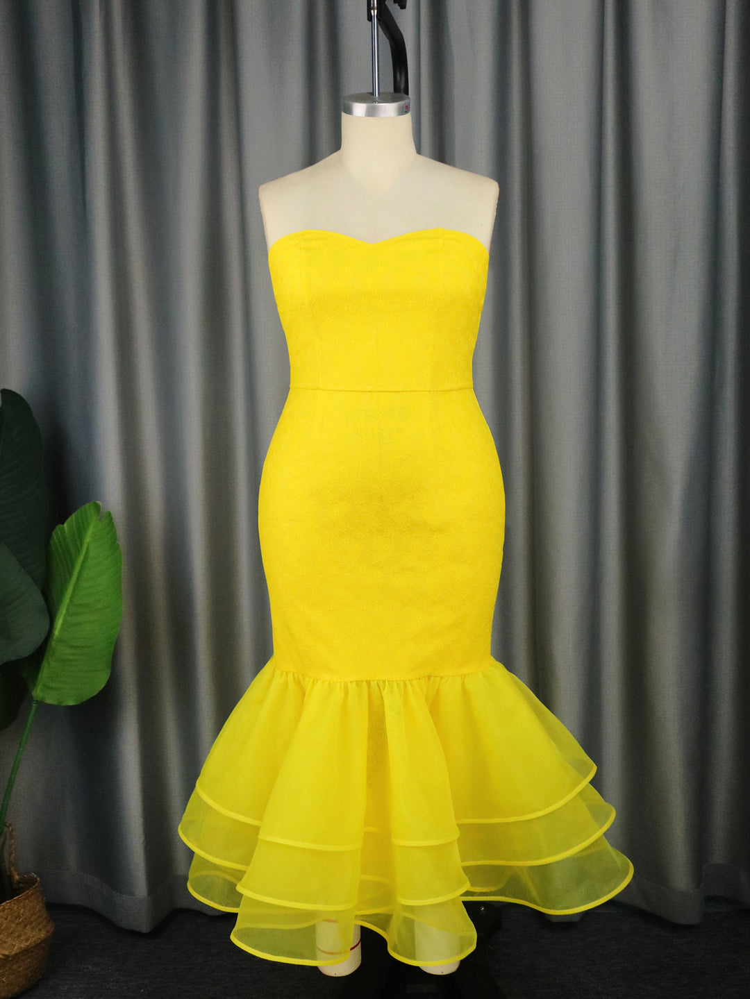 Damen Abendkleid mit schulterfreiem Oberteil und voluminösem Volantsaum R&B