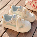 Damen Sneaker mit verspieltem Design und plüschigen Details