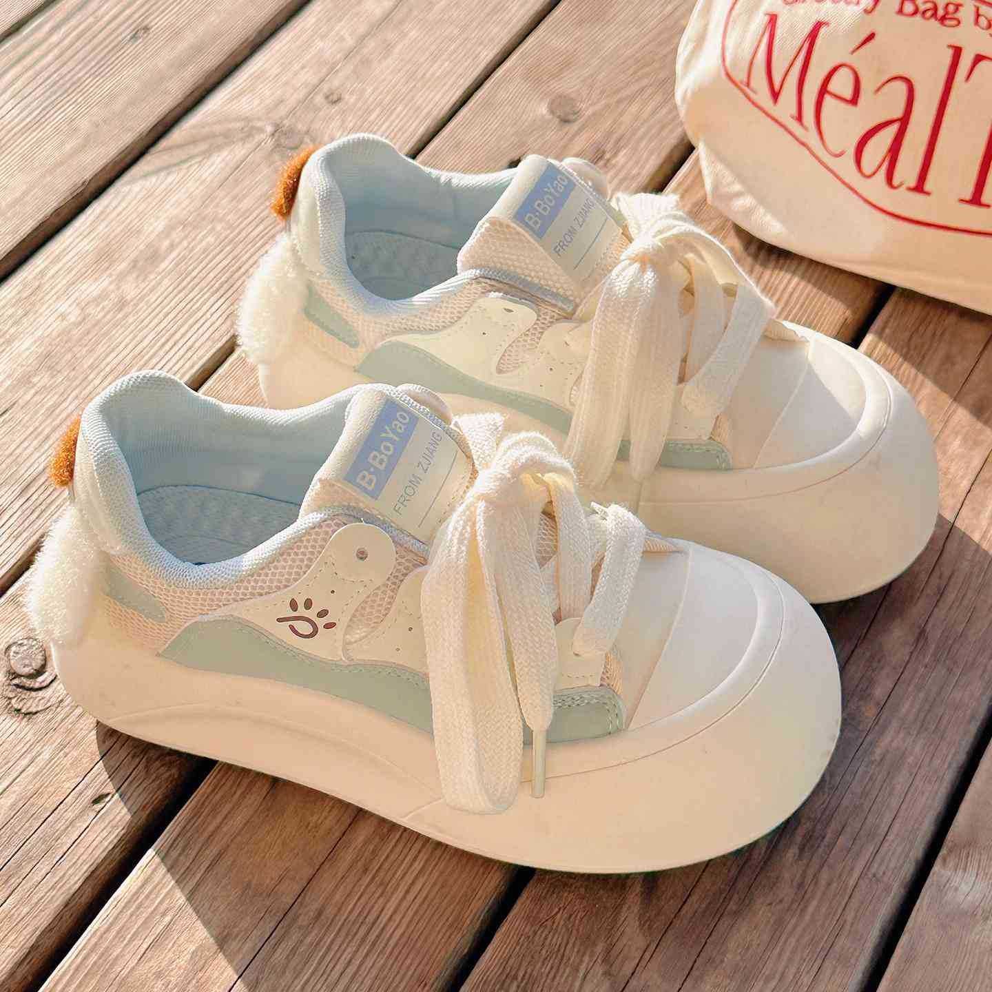Damen Sneaker mit verspieltem Design und plüschigen Details
