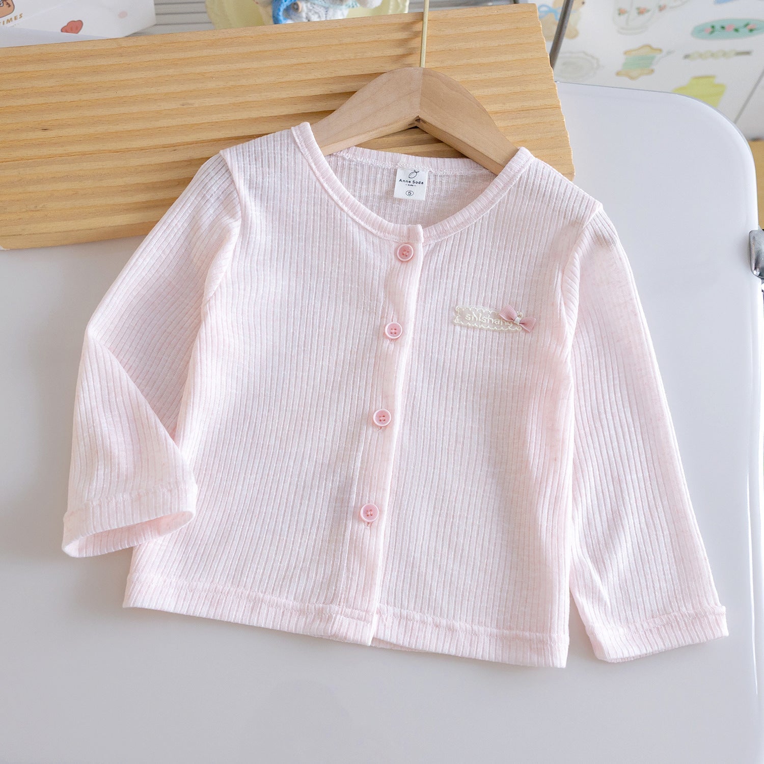 Mädchen Nan Ripp-Strick Bio-Gefühl Baby-Strickjacke mit Knopfverschluss und gesticktem Bogen R&B