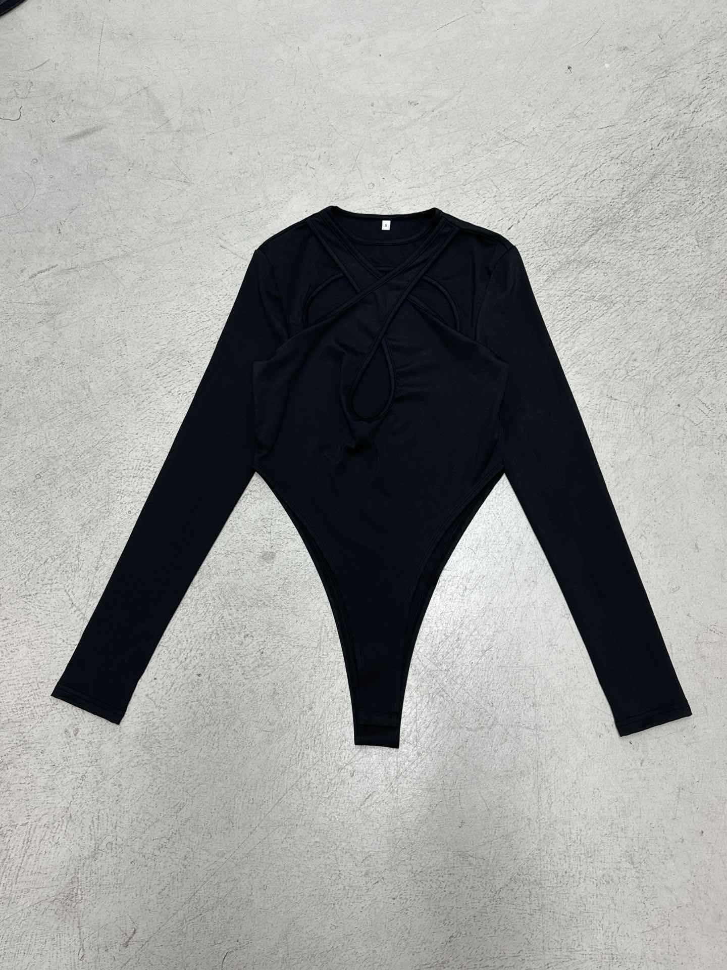 Damen Langarm Bodysuit mit raffiniertem Kreuz-Design und Hochbund R&B