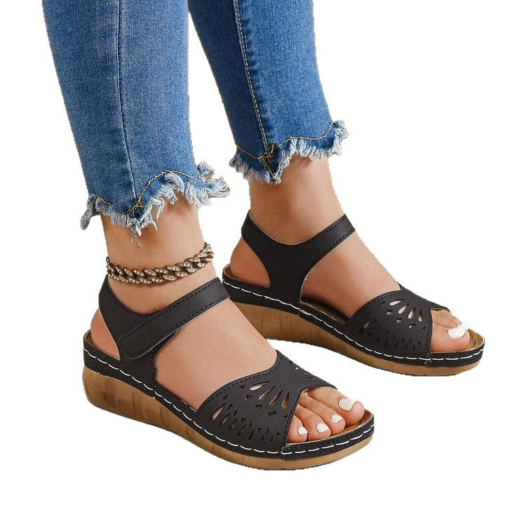 Damen Komfortable Zehentrenner-Sandalen mit perforierten Details R&B