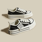 Damen modische Sneakers mit einzigartigen Details und robustem Sohlenprofil