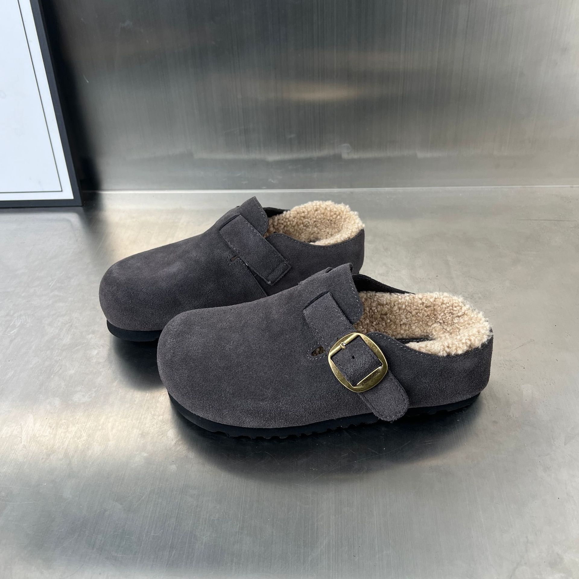 Damen Komfortable Suede Clogs mit weichem Innenfutter und dekorativer Schnalle R&B