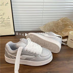 Damen Sportliche Sneakers mit reflektierender Oberfläche und dämpfender Laufsohle