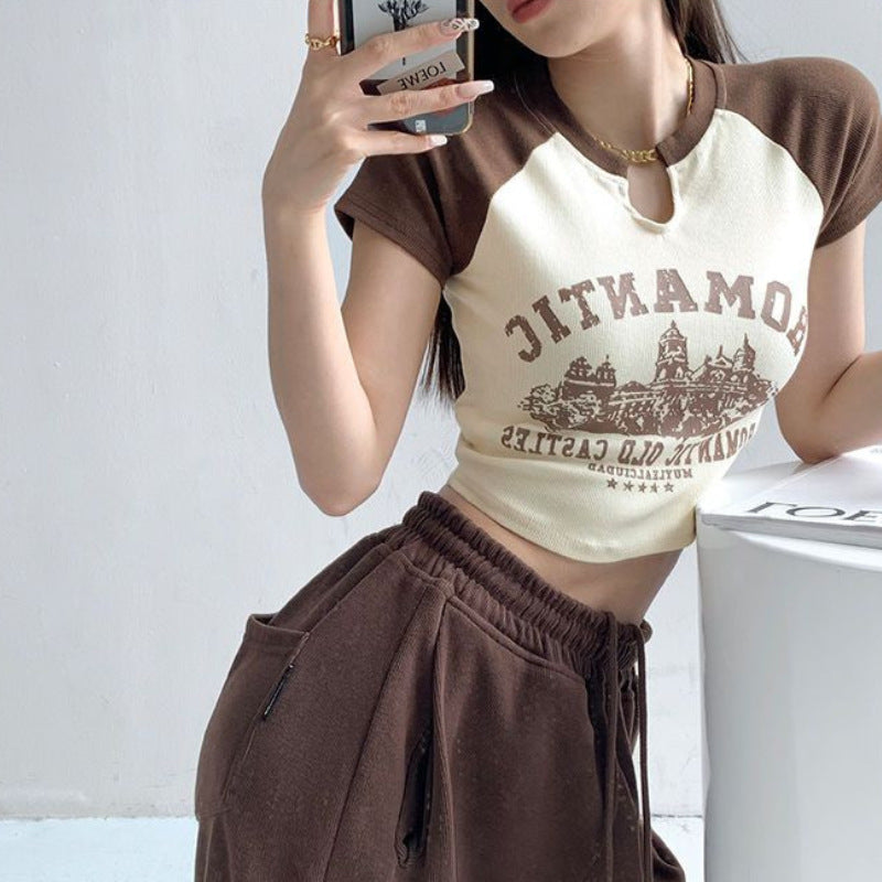 Damen cropped T-Shirt mit einzigartigem Ausschnitt und fröhlichem Grafikdesign R&B