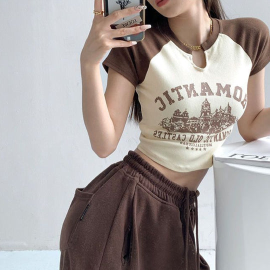 Damen cropped T-Shirt mit einzigartigem Ausschnitt und fröhlichem Grafikdesign R&B