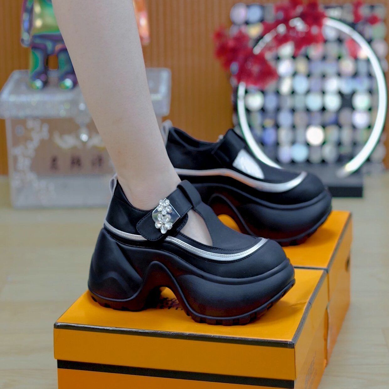 Damen Sportliche Clogs mit verstellbarem Riemen und elegantem Blumenakzent