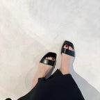 Damen Flache Slipper mit breitem Riemen und elegantem Design R&B