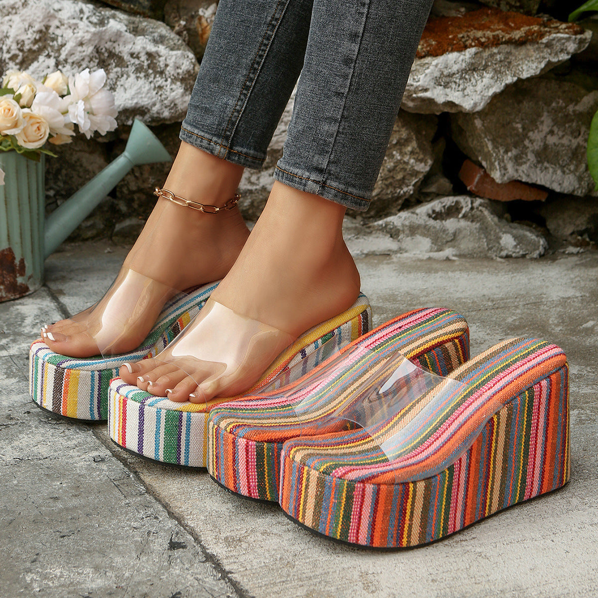 Damen Wedge-Pantoletten mit durchsichtigen Riemen und farbenfrohem Streifenmuster