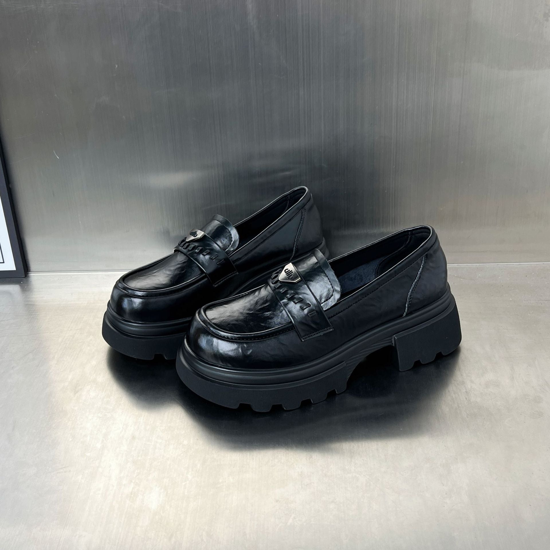 Damen modische Clogs mit klobiger Sohle und glänzender Lederoberfläche R&B