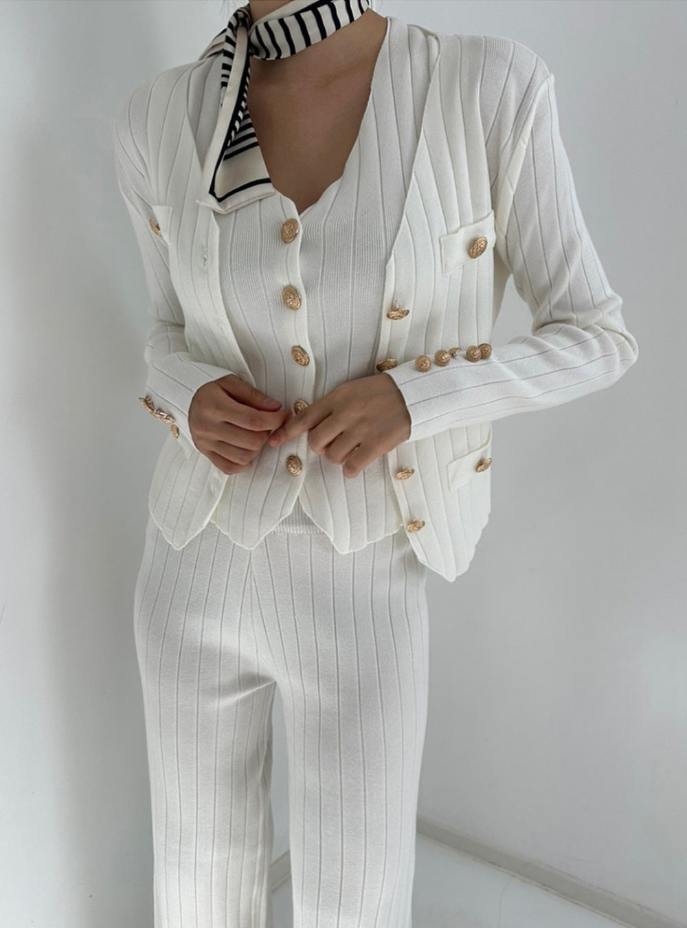 Damen elegantes gestricktes Ensemble mit Knopfdetaillierung R&B