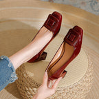 Damen elegante Lackleder-Pumps mit komfortablem Blockabsatz und dekorativer Schnalle