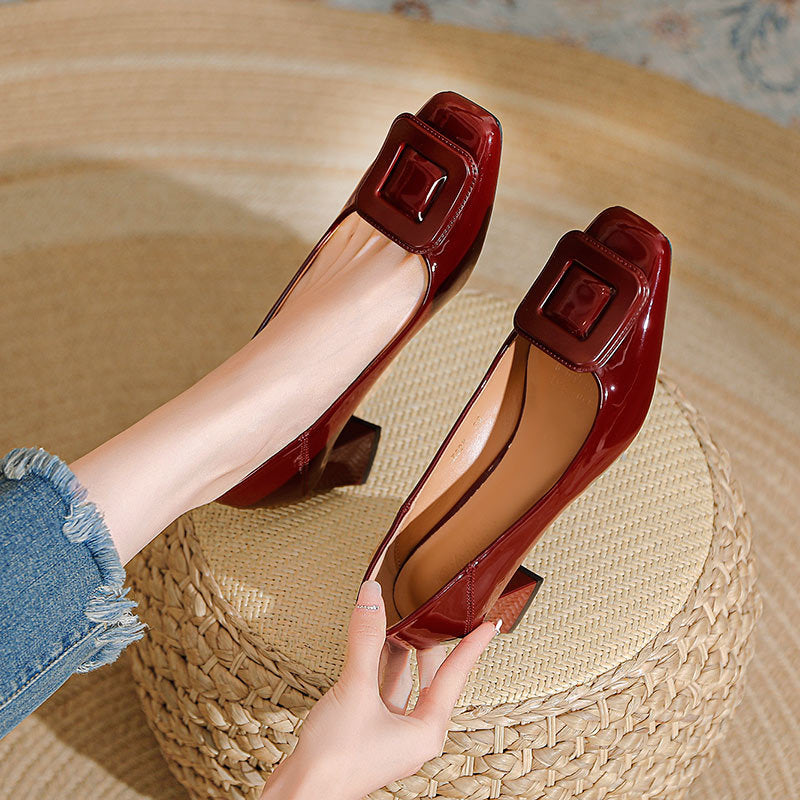 Damen elegante Lackleder-Pumps mit komfortablem Blockabsatz und dekorativer Schnalle