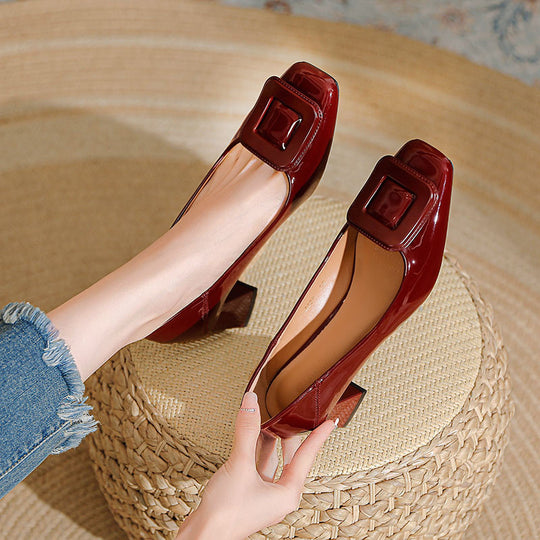 Damen elegante Lackleder-Pumps mit komfortablem Blockabsatz und dekorativer Schnalle R&B