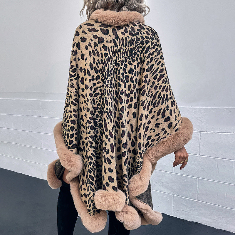 Damen kuscheliger Poncho mit luxuriösem Kunstfellbesatz und Leopardenmuster