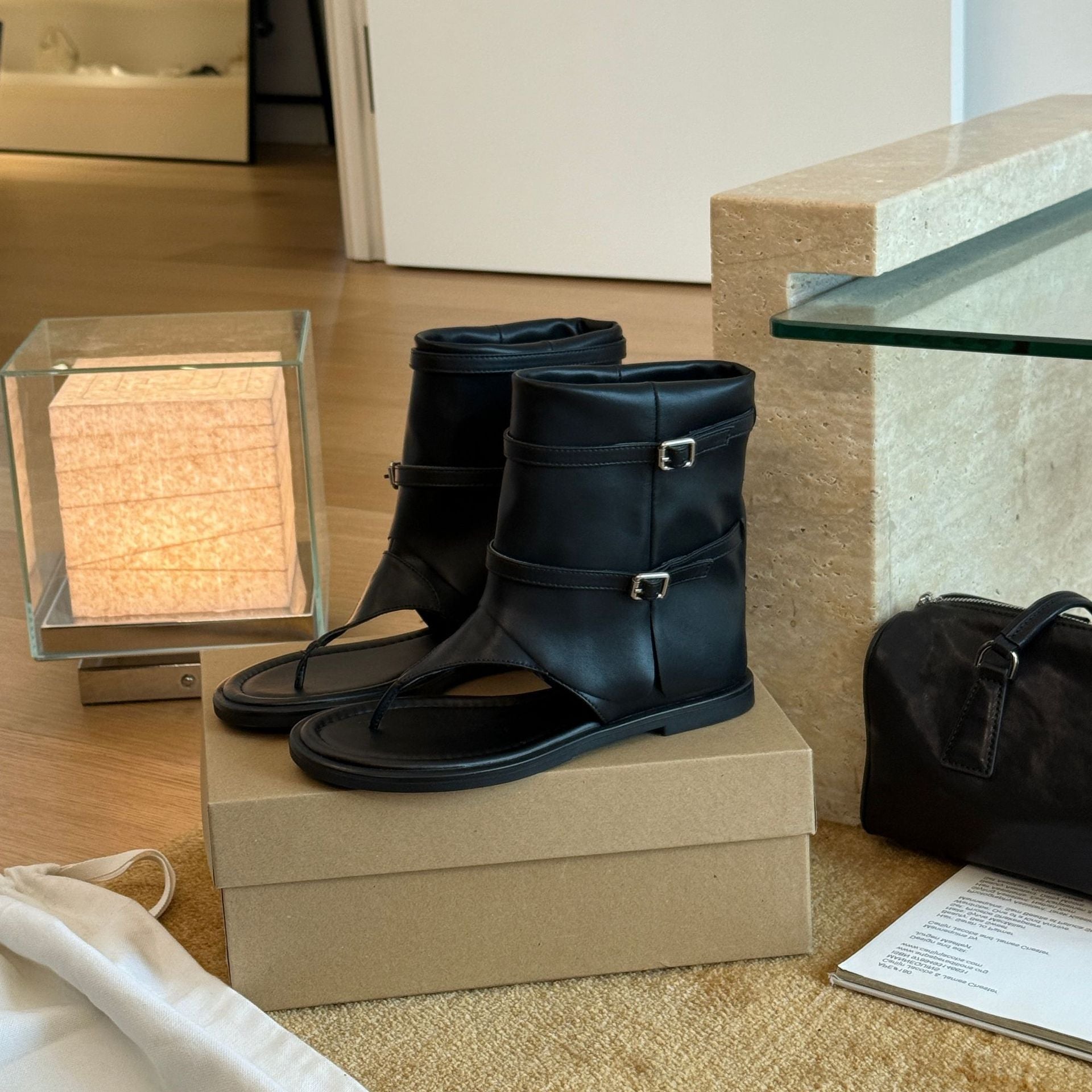 Damen Modische Zehentrenner-Sandalen mit innovativem Riemendesign und rutschfester Sohle