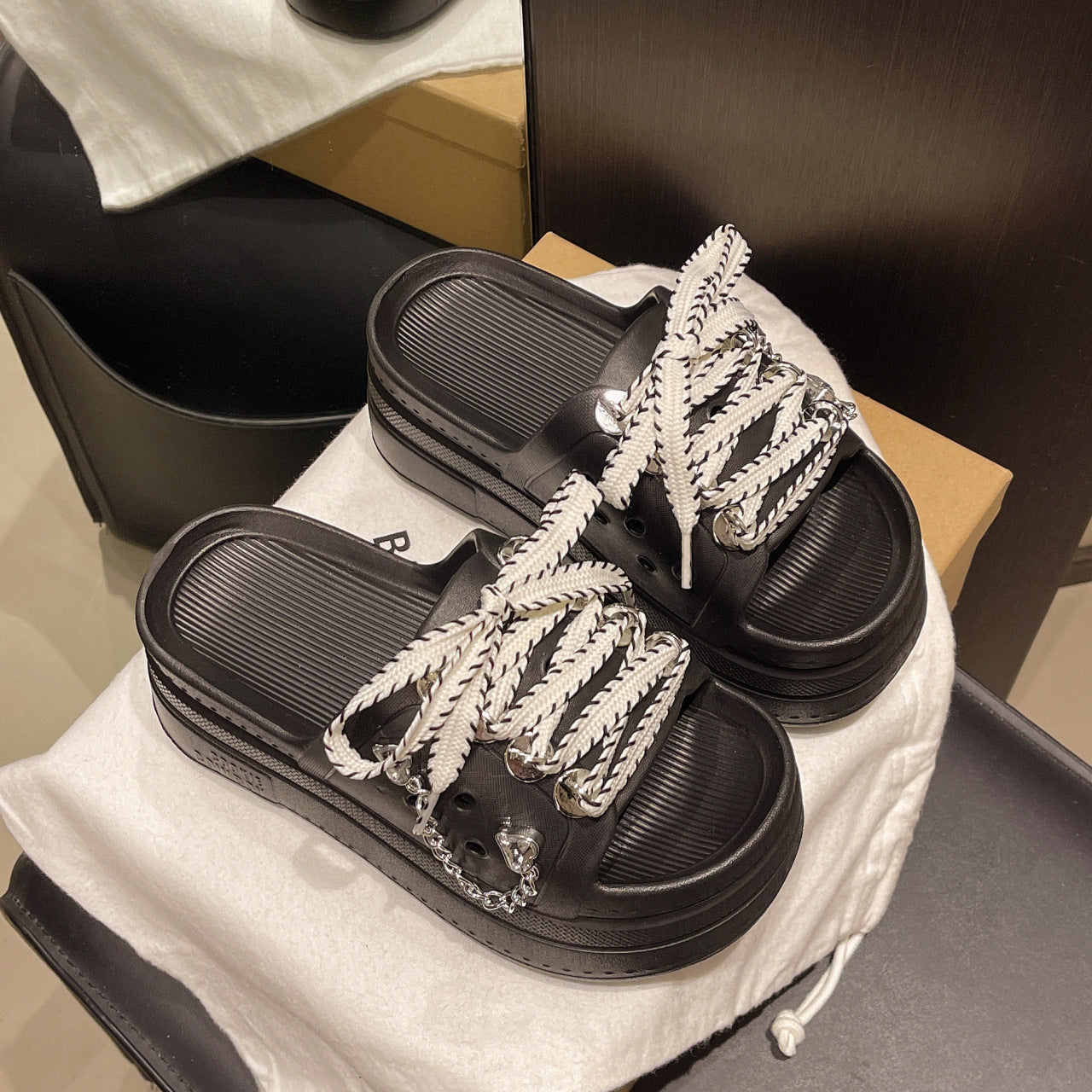 Damen Sportliche Sandalen mit luxuriösem Schnürdesign und trendigen Metallakzenten EB