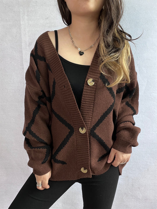 Damen Strickjacke mit modernem geometrischem Muster und hochwertigen Knopfdetails R&B