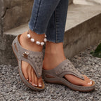 Damen Zehentrenner-Sandalen mit zierlichem Lochmuster und komfortabler Fußbettung R&B