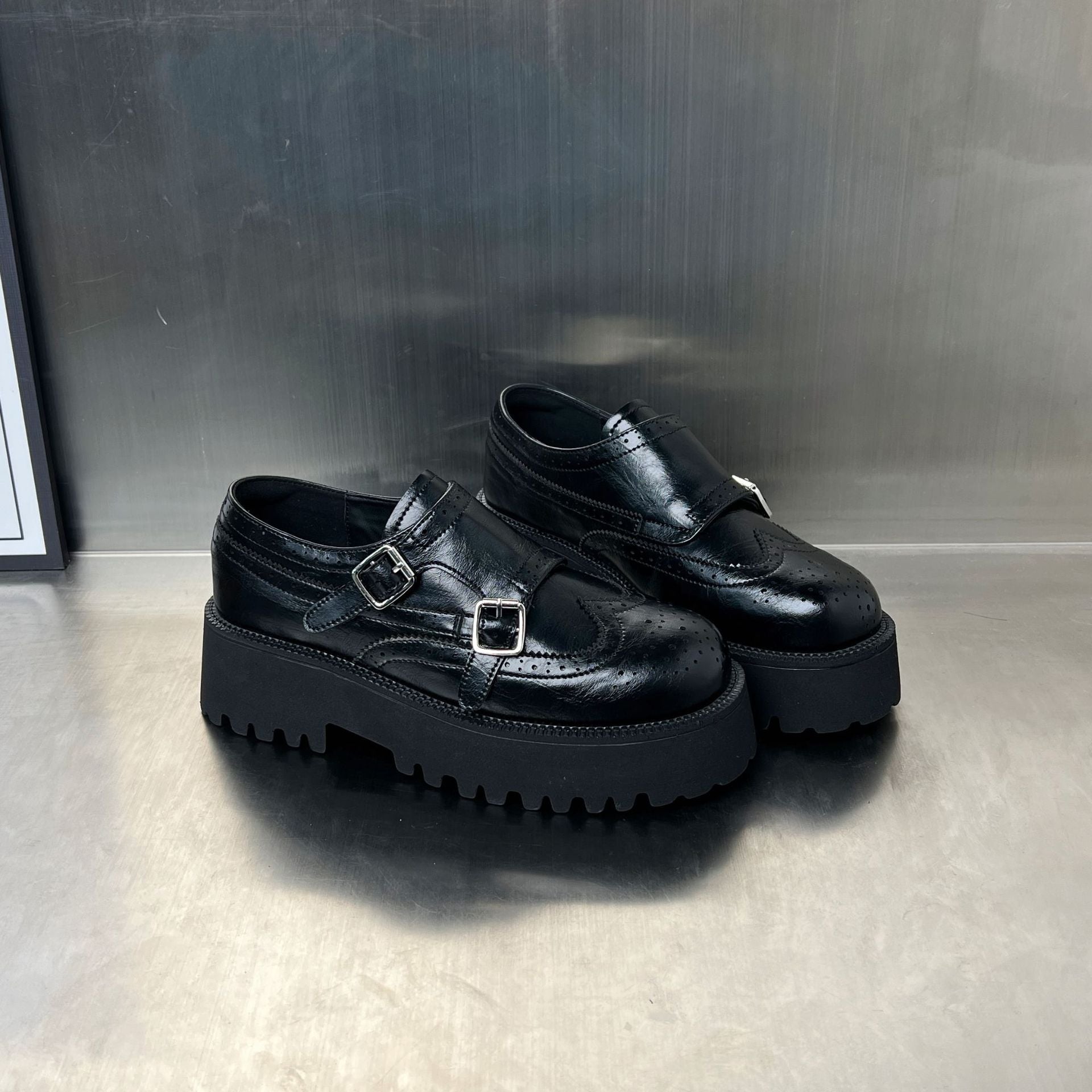 Damen Dual-Buckle Schnürschuhe mit robuster Profilsohle und eleganten Brogue-Mustern R&B