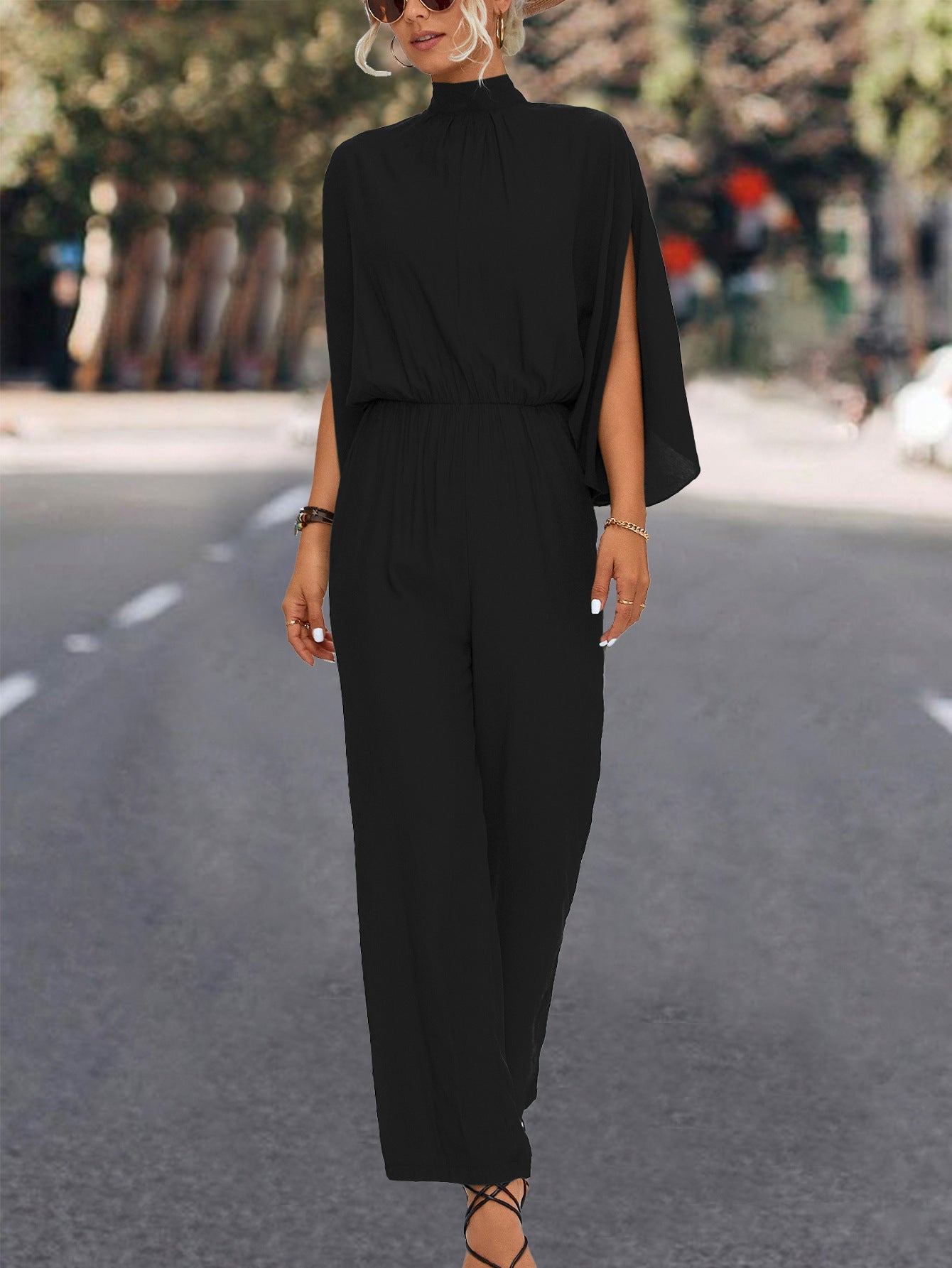 Damen Eleganter Jumpsuit mit fließendem Cape-Design und hochgeschlossenem Ausschnitt R&B