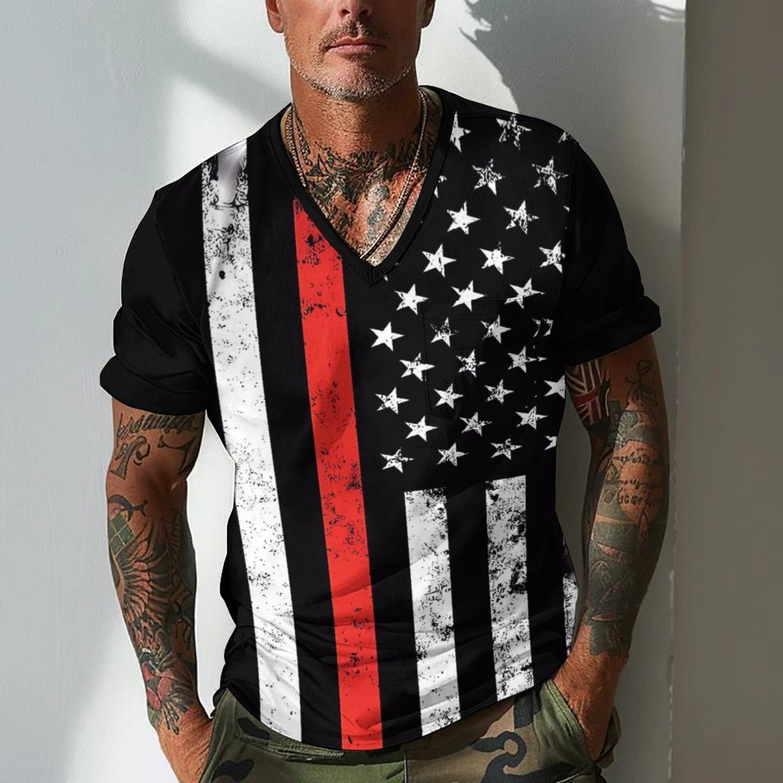 Herren V-Ausschnitt T-Shirt mit einzigartigem Flaggenmotiv