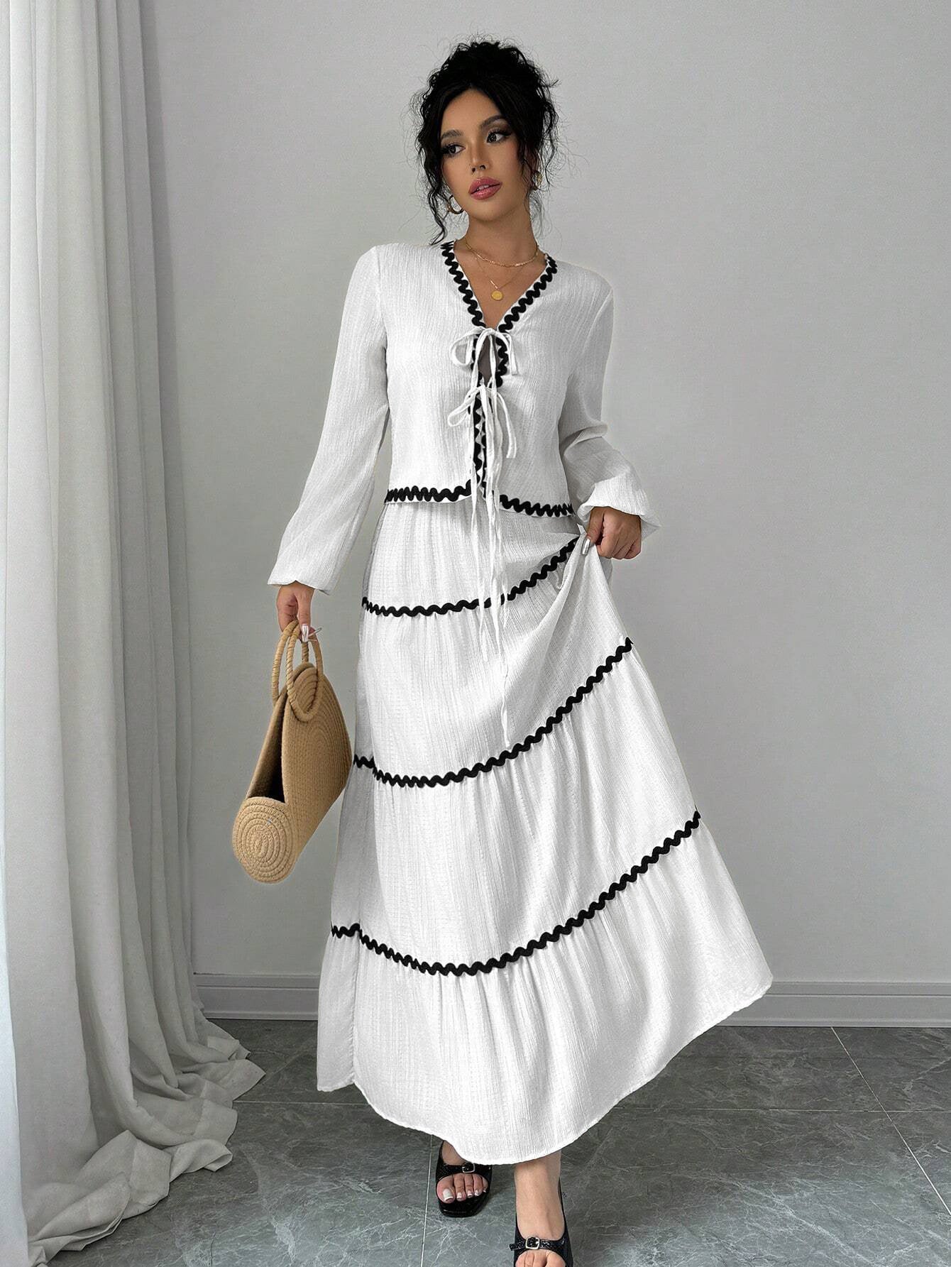Damen Maxi-Kleid mit verspieltem Schnürungsausschnitt und elegantem Rüschenboden R&B