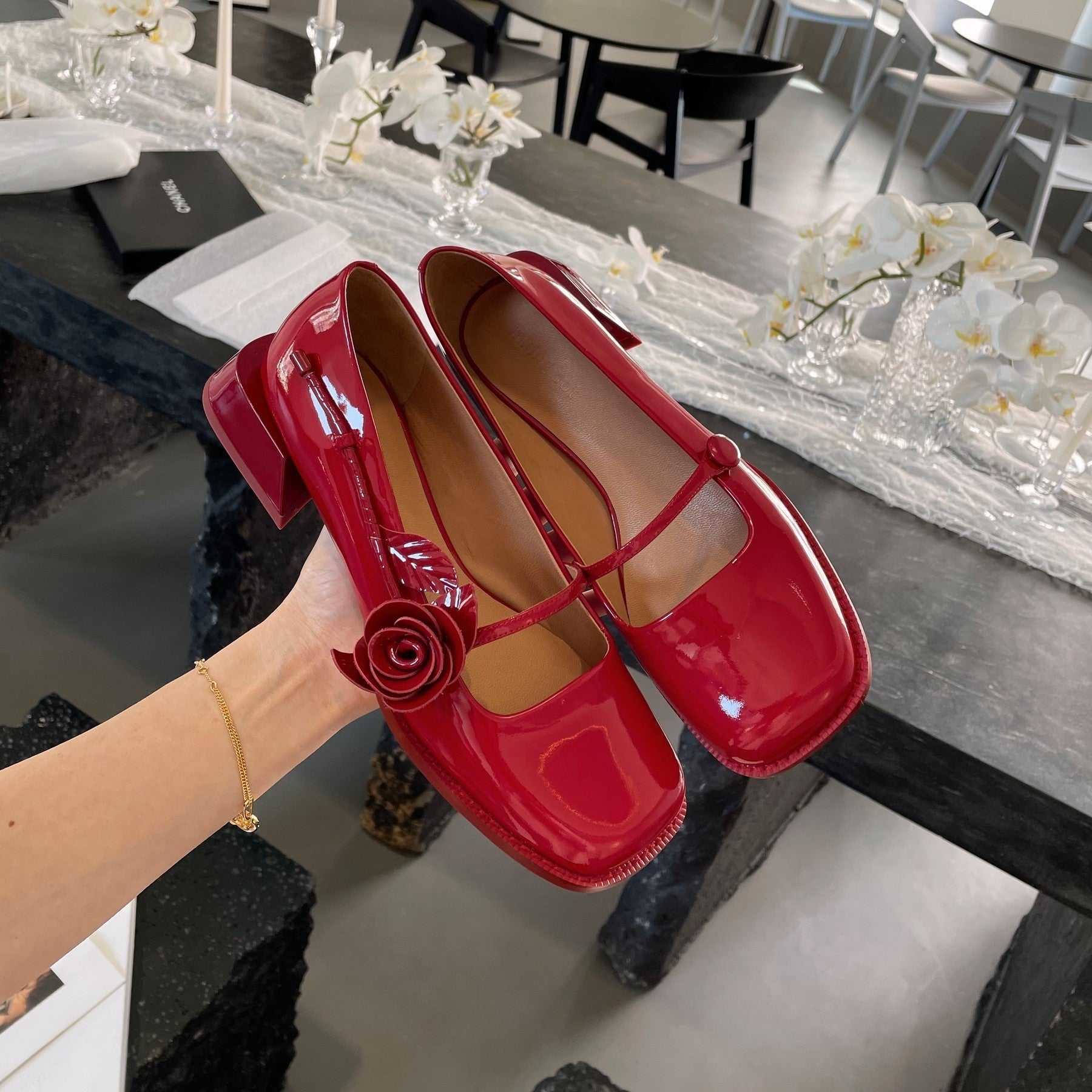 Damen elegante Lackleder-Pumps mit Riemchen und floraler Applikation R&B