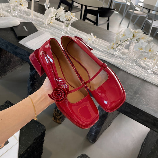 Damen elegante Lackleder-Pumps mit Riemchen und floraler Applikation R&B