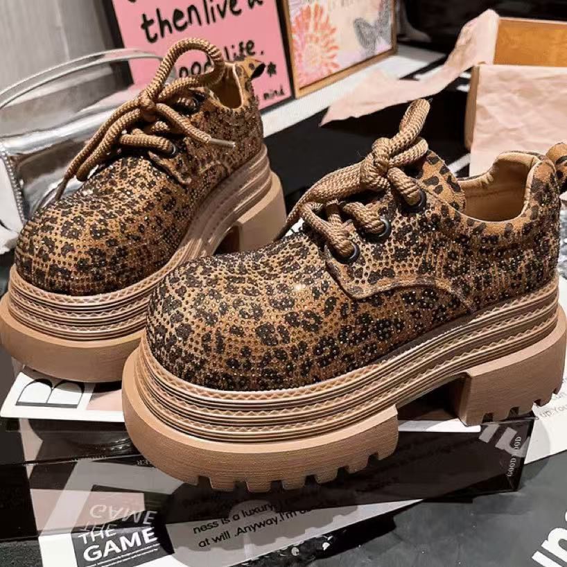Damen Sneaker mit glitzerndem Leoparden-Design und robuster Sohle