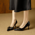 Damen elegante spitze Pumps mit dekorativem Schmuckelement