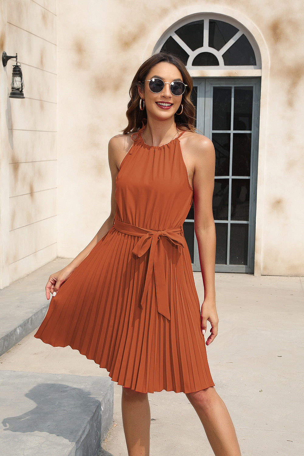 Damen Plissiertes Sommerkleid mit tailliertem Gürtel und Halterneck R&B