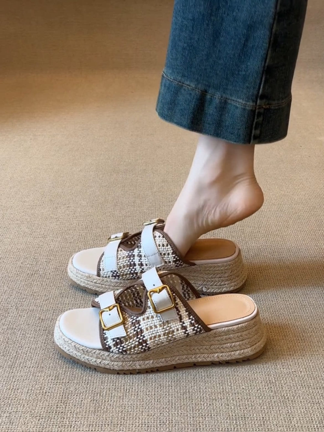 Damen komfortable Wedge-Pantoletten mit doppeltem Riemchen und geflochtenem Detail R&B