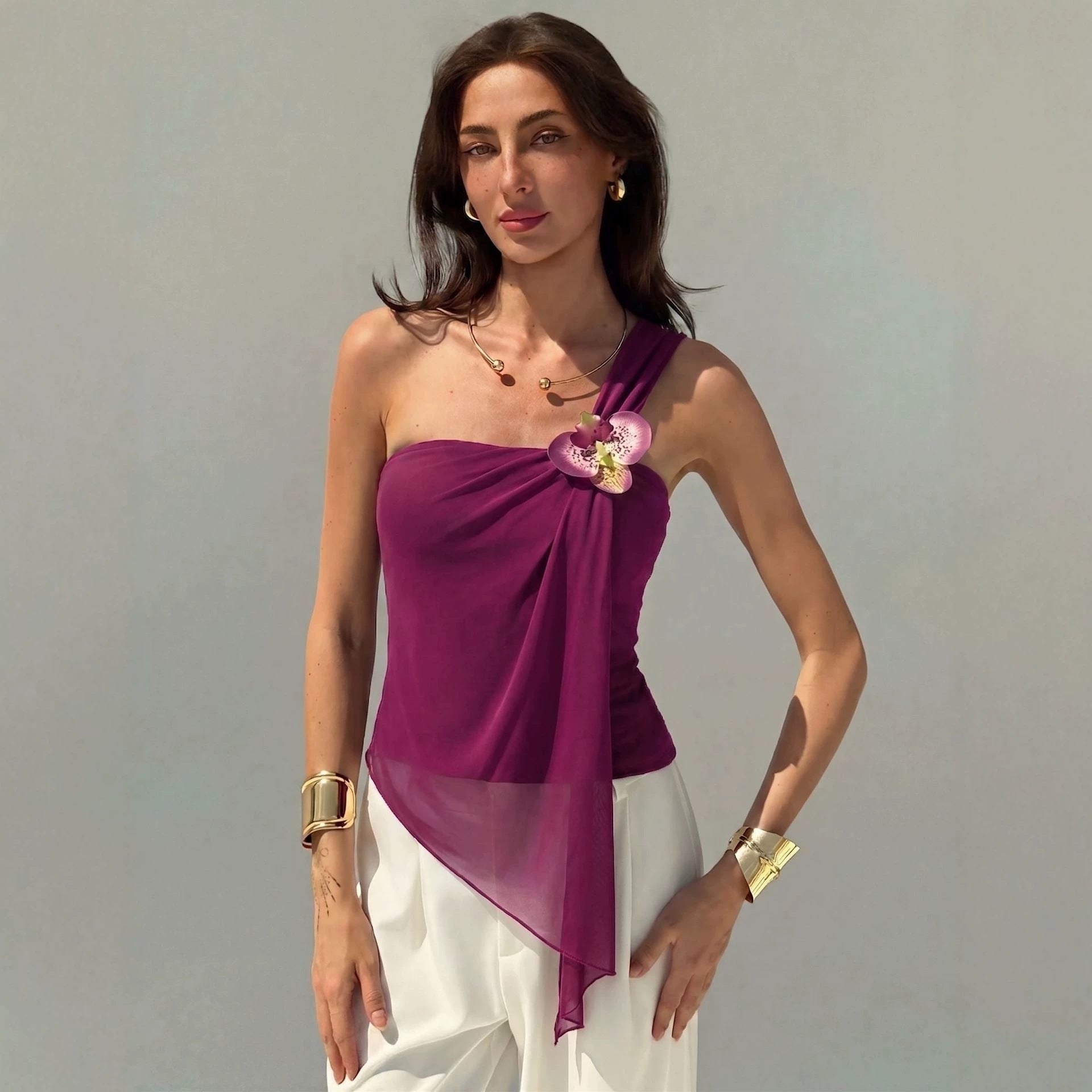 Damen nan asymmetrisches Einschulter-Chiffon-Oberteil mit Drapierung und Zierbrosche R&B
