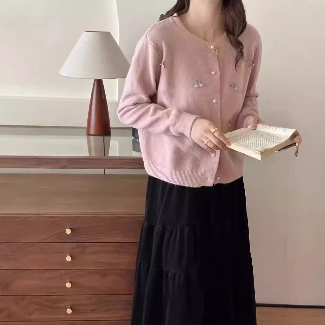 Damen Strickjacke mit floralen Stickereien und Perlenknöpfen R&B