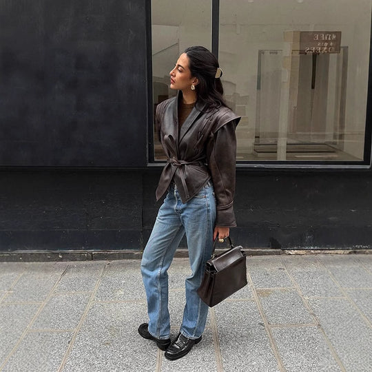 Damen Elegante Kunstlederjacke mit tailliertem Schnitt und breitem Kragen R&B