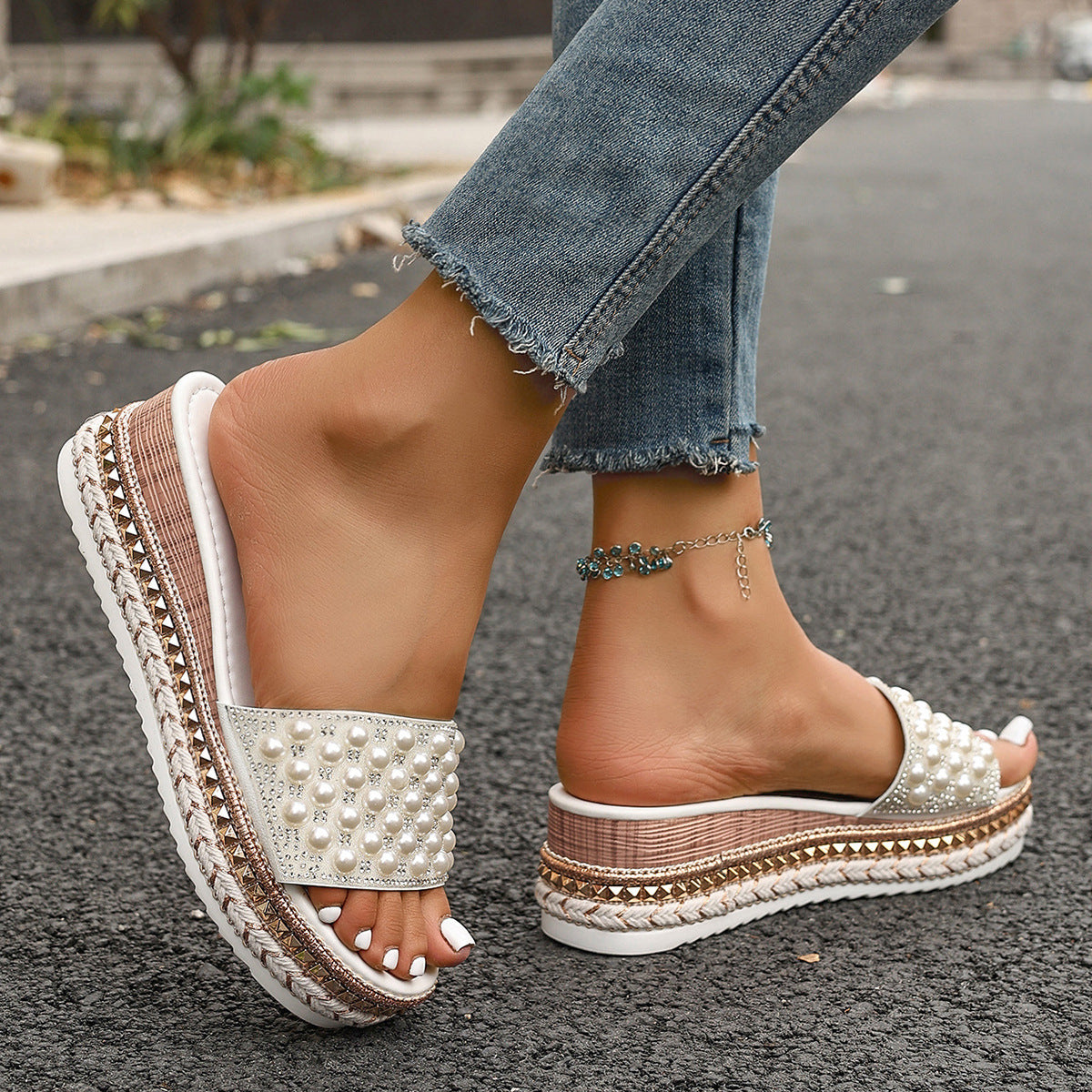 Damen Glamouröse Plateau-Slipper mit Perlenverzierung und geflochtenem Detail