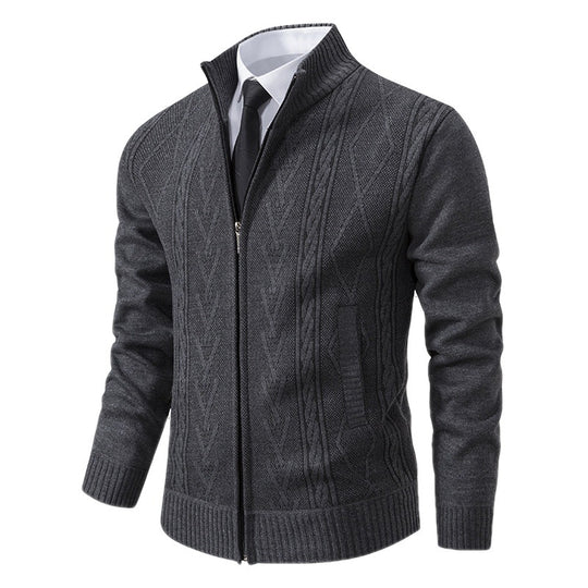 Herren Strickjacke mit modernem Zopfmuster und hochgeschlossenem Kragen R&B