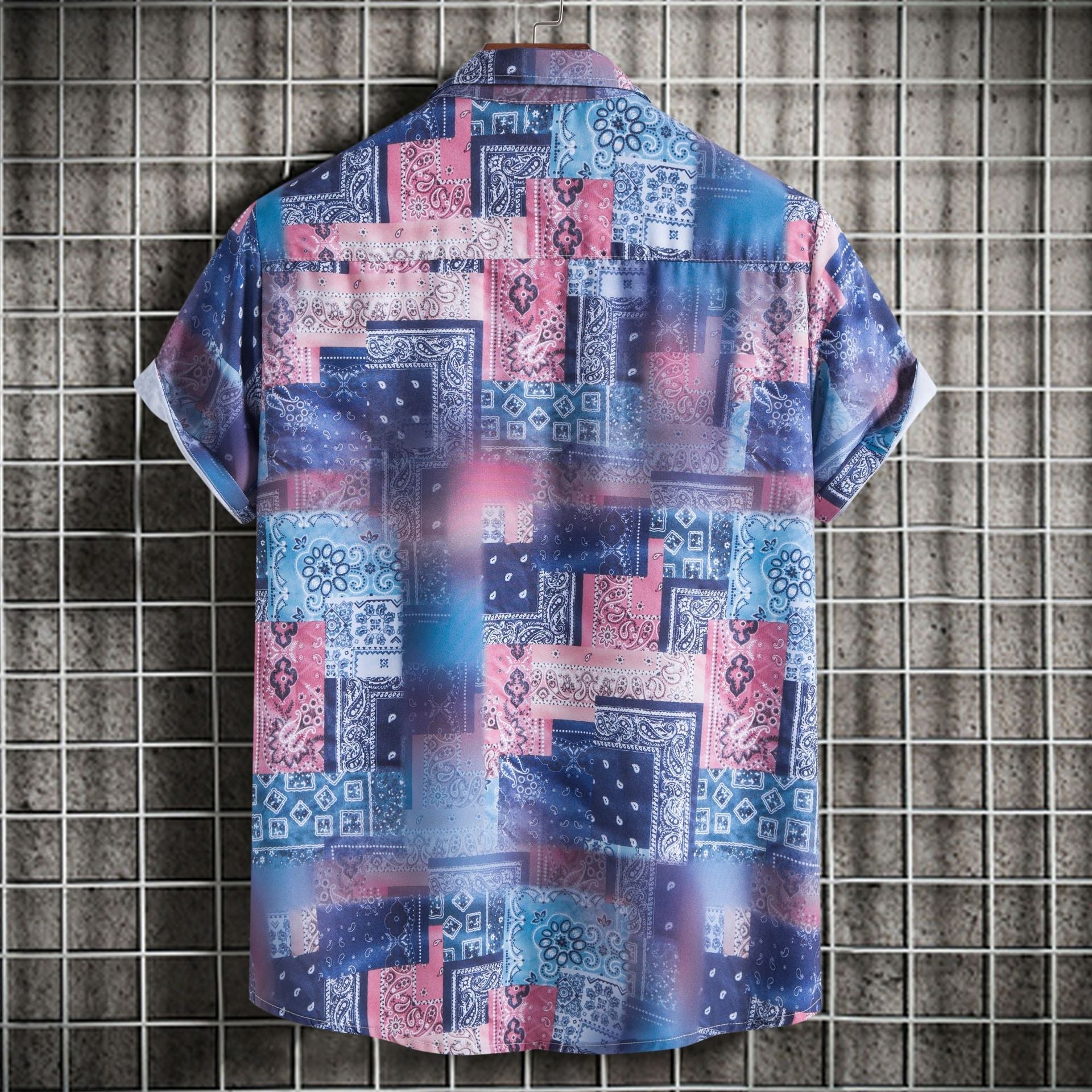 Herren Kurzarmhemd im kreativen Bandana-Design mit stilvollem Stehkragen