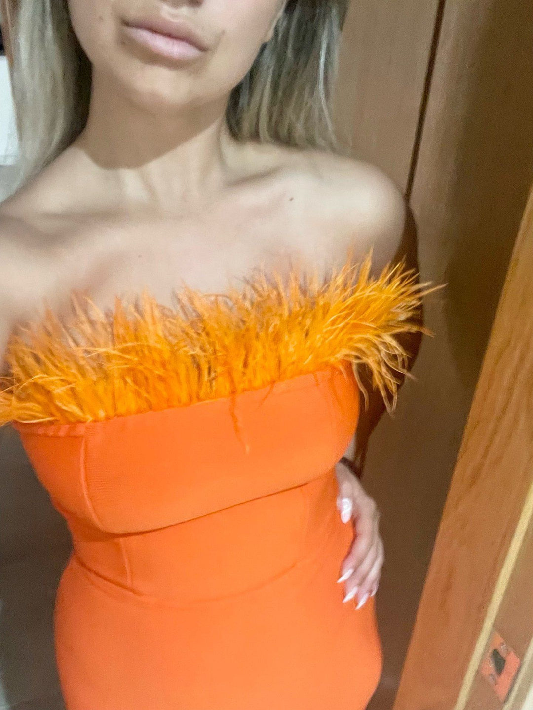 Damen Cocktailkleid mit extravagantem Federn-Ausschnitt und figurbetontem Schnitt R&B