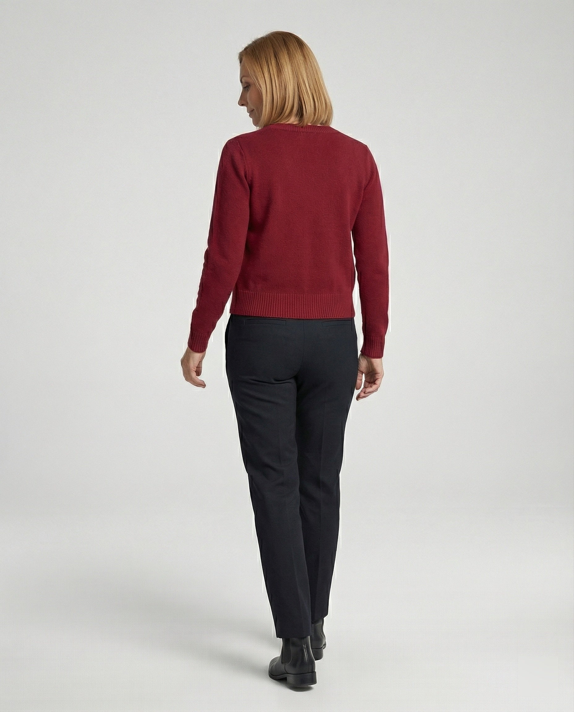 Damen kurz geschnittener Feinstrickcardigan mit sichtbarer Knopfreihe geripptem Saum und legerer Schulterpartie R&B