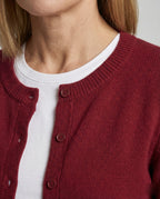 Damen kurz geschnittener Feinstrickcardigan mit sichtbarer Knopfreihe geripptem Saum und legerer Schulterpartie R&B