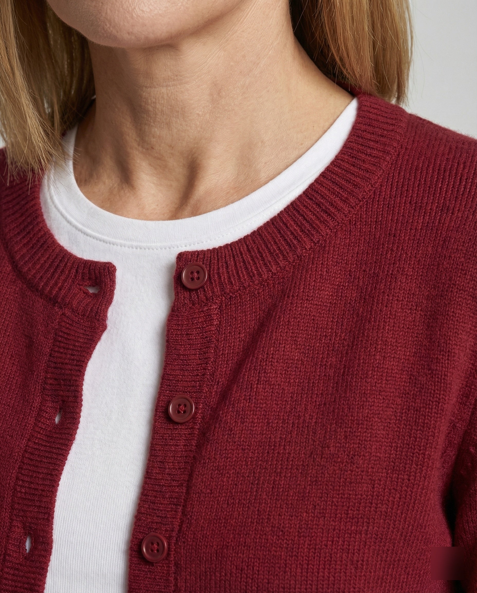 Damen kurz geschnittener Feinstrickcardigan mit sichtbarer Knopfreihe geripptem Saum und legerer Schulterpartie R&B