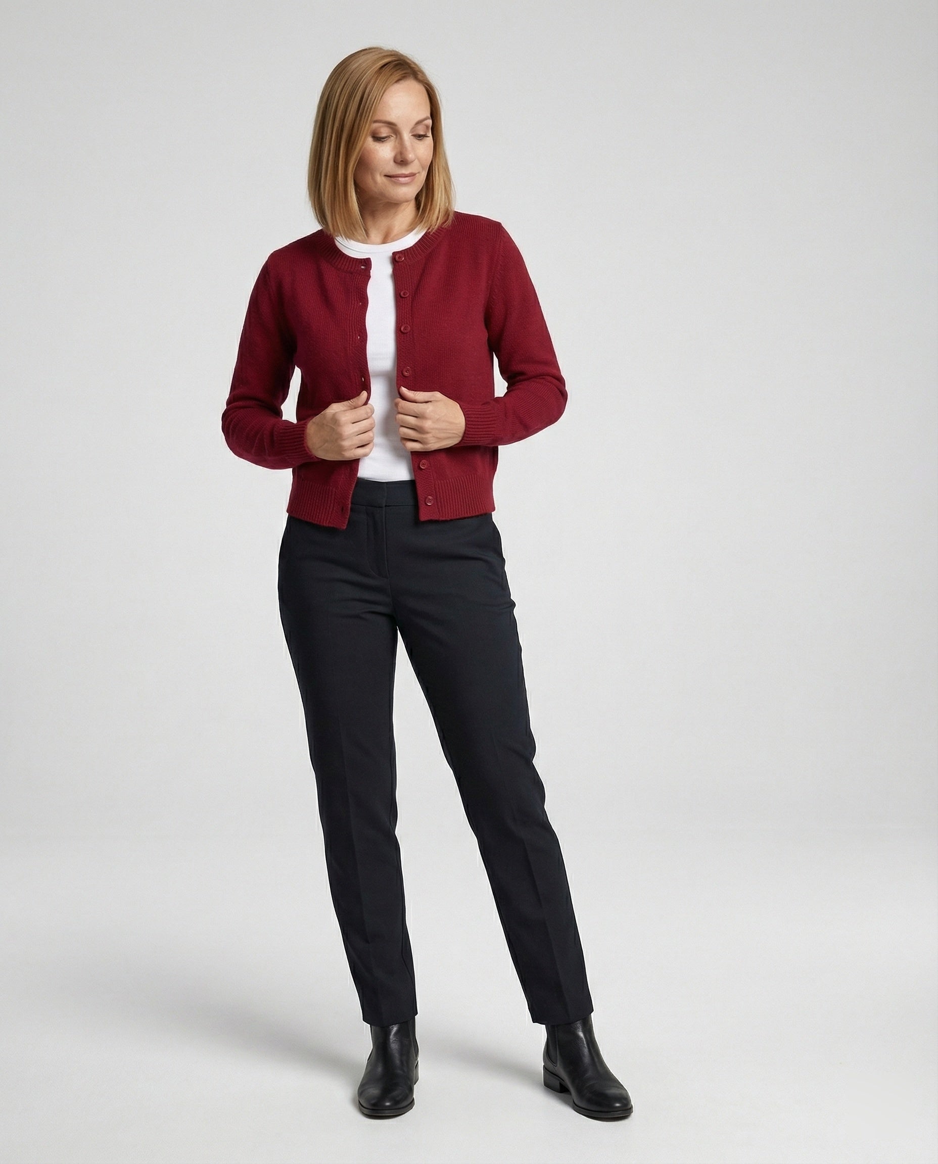 Damen kurz geschnittener Feinstrickcardigan mit sichtbarer Knopfreihe geripptem Saum und legerer Schulterpartie R&B